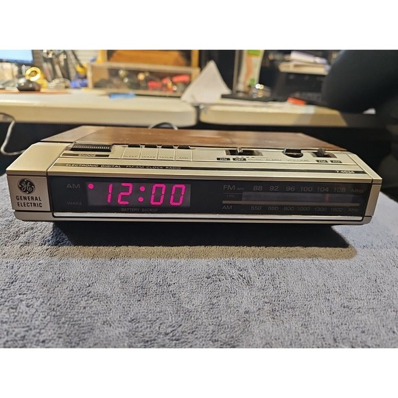 Vintage General Electric GE Digital Alarm Clock Radio Buzzer Model 7-4634B AM/FM - Picture 2 of 5